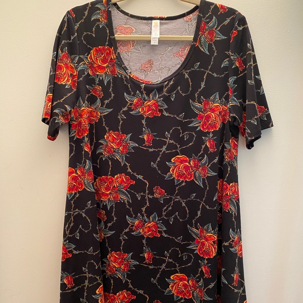 🍁LuLaRoe NWOT Rose Perfect T